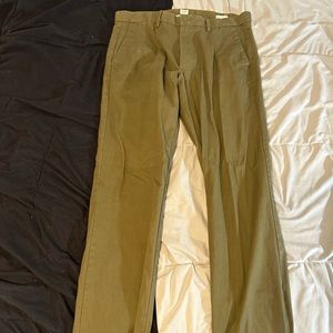 Men’s Gap khaki pants